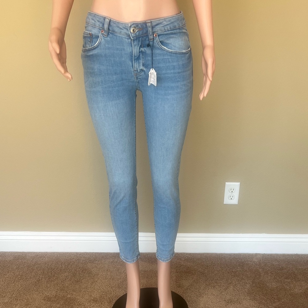 Zara Women's Sky Blue Ankle Jeans. Size 6. Great Fit! NWT.